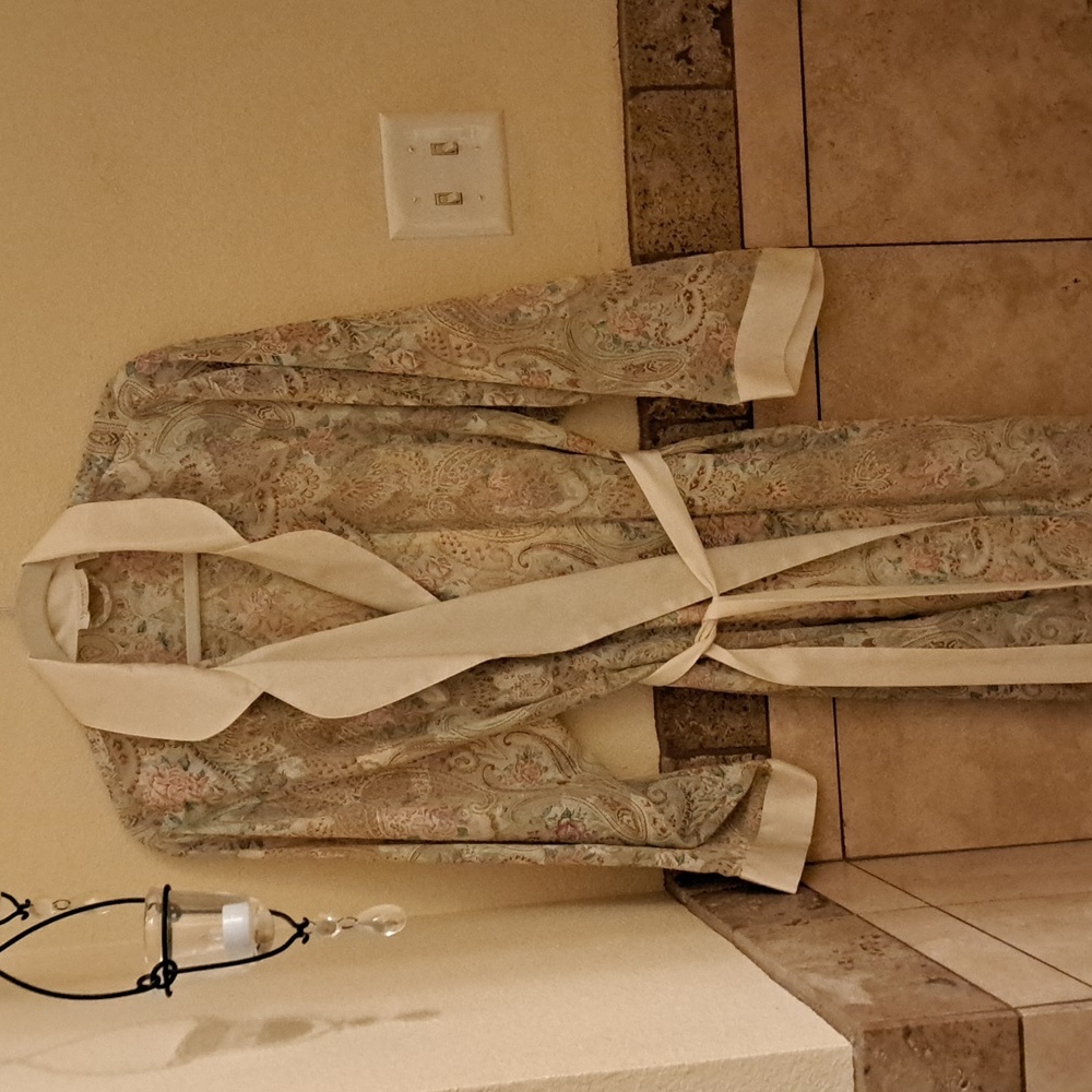 Victoria’s Secret Vintage Floral Sheer Robe – Lightweight & Feminine